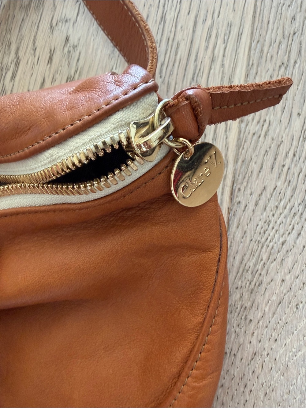 Classic Tan Leather Crossbody Bag with Zip Closure - Picture 3 of 4